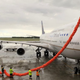 El último Boeing 747 de United recibe un típico collar hawaiano en su último vuelo regular a Honolulu. Su último vuelo operativo tuvo lugar un mes después cerrando la historia del 747 con las aerolíneas norteamericanas.